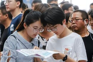 乌度卡：我比赛中跟申京有交流 希望他加快移动速度 更果断一些